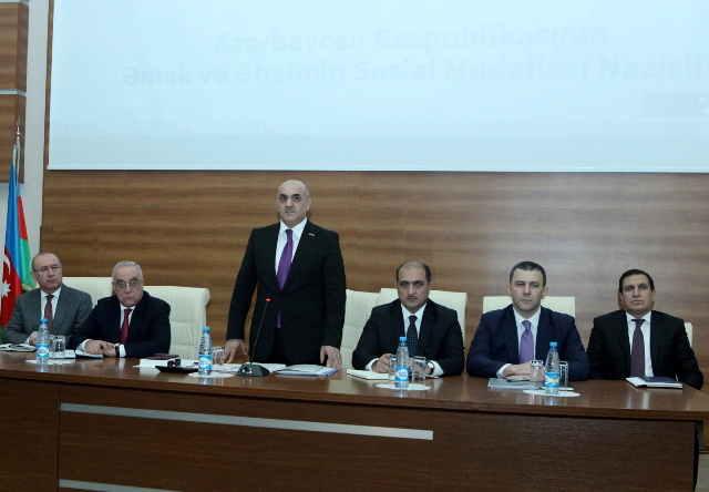 Səlim M&uuml;sl&uuml;mov nazirliyin vəzifəli şəxslərini cəzalandırdı