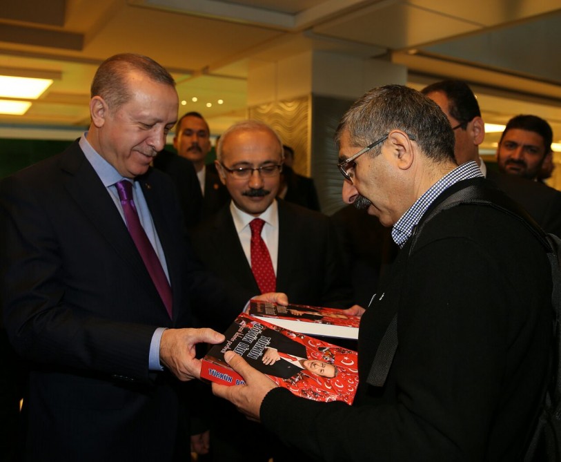 Azərbaycanlı yazıçı kitabını Ərdoğana təqdim etdi