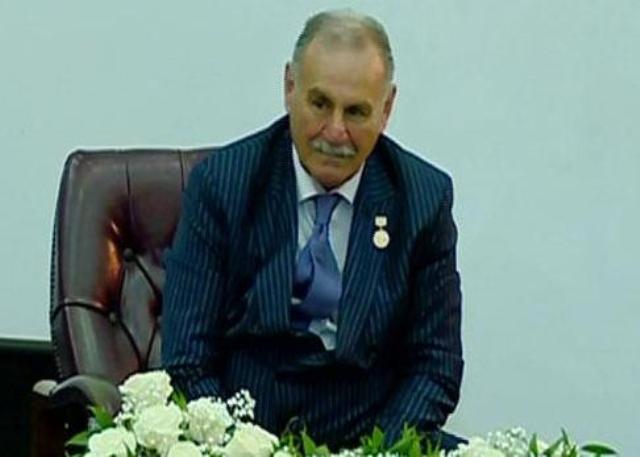 Prezident baş rəssamı m&uuml;kafatlandırdı