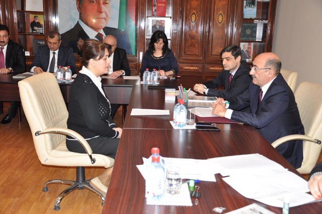 Əb&uuml;lfəs Qarayev Yevlaxda şikayətləri dinlədi