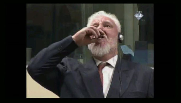 Haaqa tribunalında zəhər içən general ÖLDÜ - Yenilənib, Video