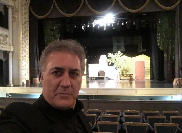 Türkiyənin məşhur aktyoru Bakıda Musiqili Teatra gəldi - FOTO