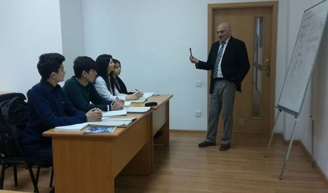 Abituriyentlər bu universitetdə &ouml;dənişsiz kurslarda iştirak edir