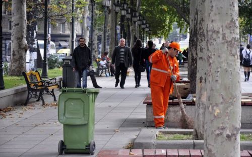 Bakıda zibil qutularını oğurlayırlar - Küçələri zibilləyənlərin yaratdığı PROBLEM  