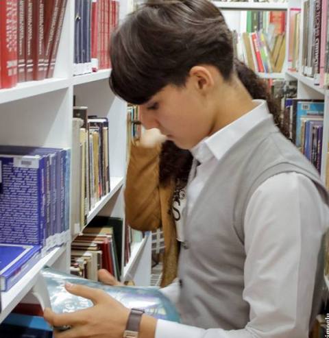 Məktəblilər universitet kitabxanasından istifadə edir