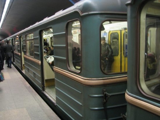 Metroda təhlükəli anlar: Sərnişin vaqonların arasında getməyə cəhd etdi