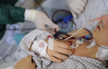 Məşhur klinikada həkimin komaya saldığı qız öldü - Həkim qaçdı