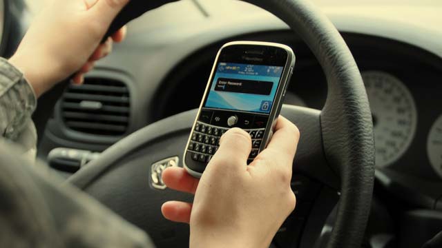 26094 sürücü CƏRİMƏLƏNİB - Telefonla danışdığına görə   