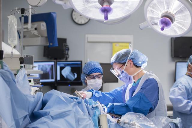 Baş Prokurorluq klinikada ölən 20 yaşlı qızın dəfnini ləngitməyi İSTƏYİB