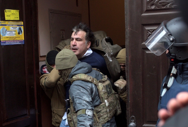 Saakaşvili çimmək üçün mehmanxaya gəldi, polislə toqquşma yarandı