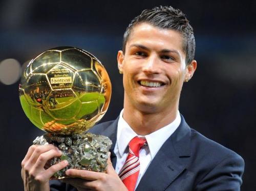 Ronaldo 5-ci dəfə “Qızıl top” mükafatı aldı