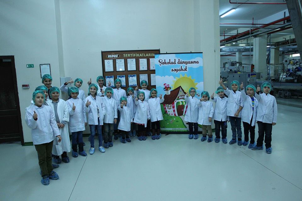 KİV n&uuml;mayəndələrinin &ouml;vladları Ulduz Şokolad fabrikində ekskursiyada