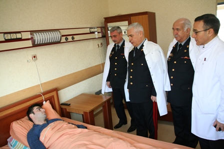 DİN rəhbərliyi yanğında zəhərlənən polisə baş çəkdi