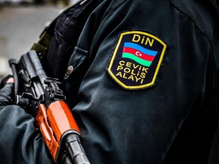 Polis ata ilə oğulu bıçaqlayan şəxsi YAXALADI