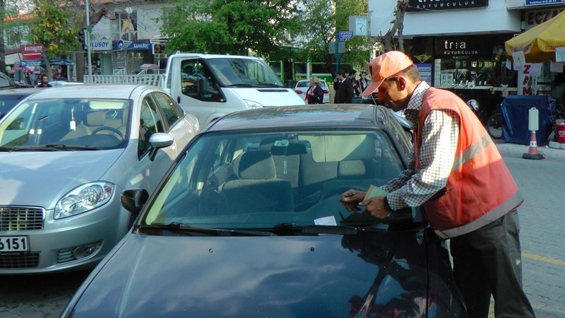 Bələdiyyələrə yeni səlahiyyət verilir - Avtomobil parklanmasından pul yığacaq