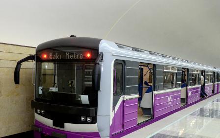 Metroda 30 yaşlı şəxs qatar relsinə yıxıldı