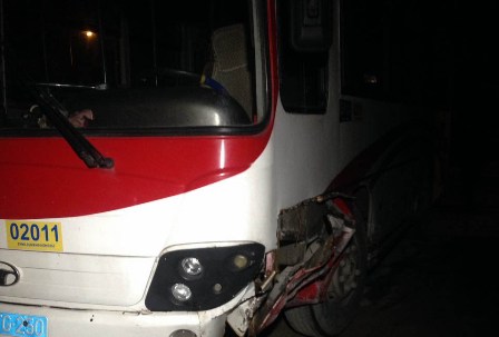 Paytaxtda minik maşını avtobusla toqquşdu