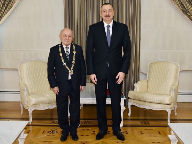 İlham Əliyev Ömər Eldarova “Heydər Əliyev” ordeni təqdim edib