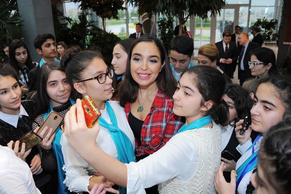 Leyla Əliyeva xüsusi qayğıya ehtiyacı olan uşaqlar üçün keçirilən şənlikdə - Fotolar