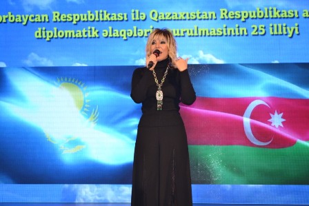 Azərbaycanlı m&uuml;ğənnilər Qazaxıstanda konsert verdilər - FOTO