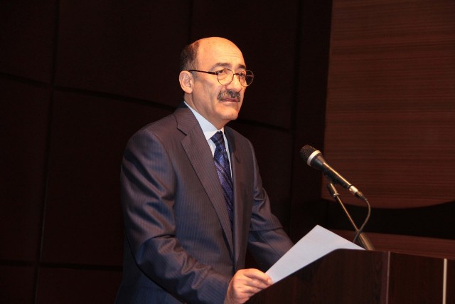Əbülfəs Qarayev müşavirə keçirdi