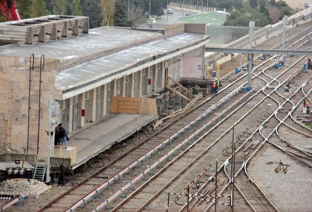 "Bakmil" stansiyasında sərnişin platforması yenidən qurulur