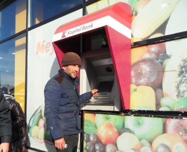 Təqaüdçülərin kartlarından pul oğurlayan şəxs tutuldu