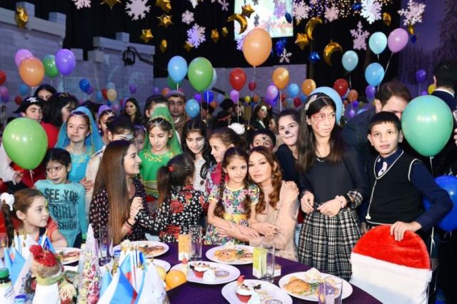 Birinci vitse-prezident uşaqlarla bayram şənliyində - Fotolar