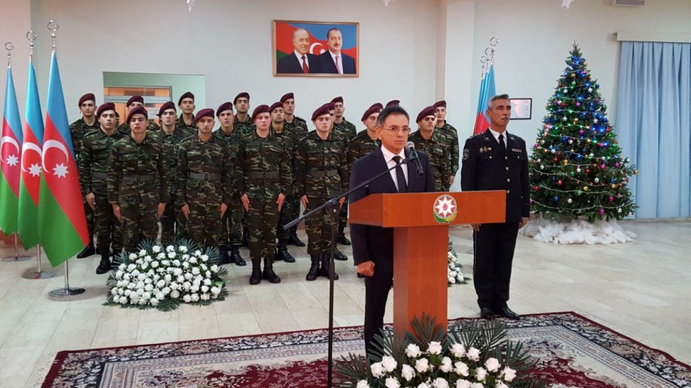 DTX rəisi əsgərlərlə bir arada