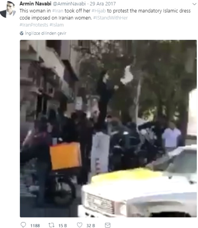 İranlı gənc qız baş örtüyünü açdı - Video
