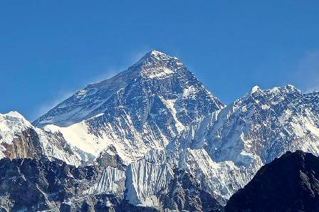Everestə tək qalxmaq qadağan edildi
