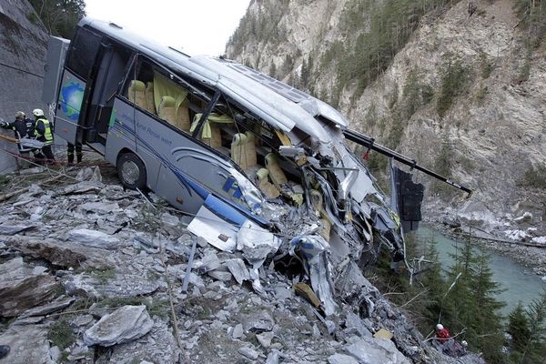 Avtobus dərəyə aşdı: 48 ölü