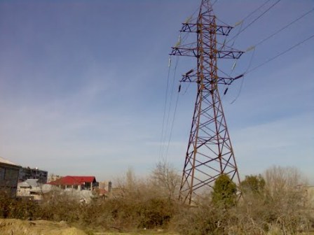 Elektrik dirəyi aşdı, 4 nəfər öldü