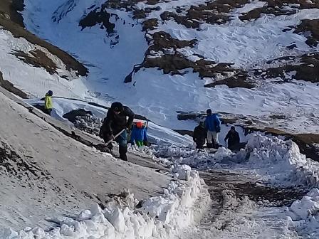 İtkin düşən alpinistlərin axtarışı bu gün də nəticə verməyib 