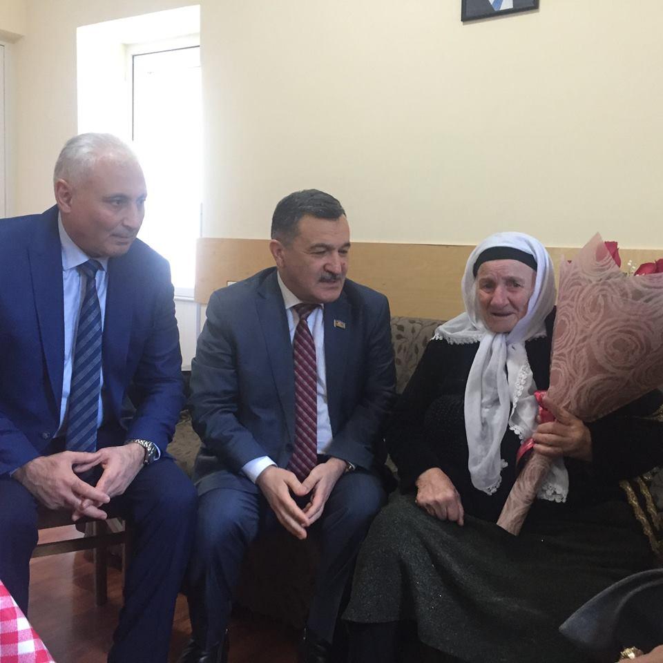 Azərbaycan deputatları çeçen əsilli 102 yaşlı qadına baş çəkidilər