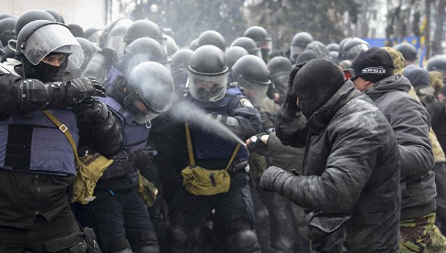 Kiyevdə polislə etirazçılar arasında toqquşma olub