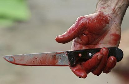 Ucarda ata-oğul bıçaqlandı - bir ölü...