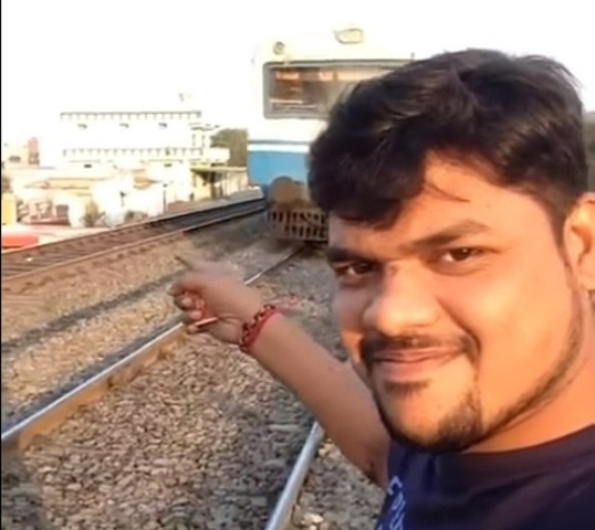 Qatarla selfi çəkmək istədi, komaya düşdü - VİDEO