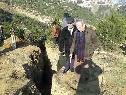 Zəlzələşünaslar Bayıl yamacında sürüşmənin monitorinqini aparır - FOTOLAR