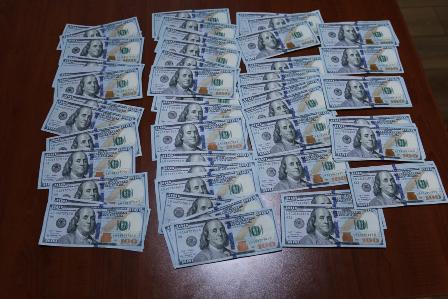 Külli miqdarda dolların ölkədən çıxarılmasının qarşısı alındı