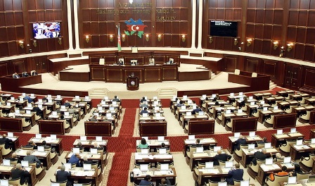 Milli Məclisdə restoranlarla bağlı məsələ qaldırıldı: “Adamın boynu tutulur”