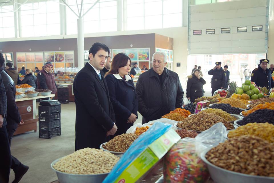 Deputatlar Gəncə bazarında monitorinq keçirdilər