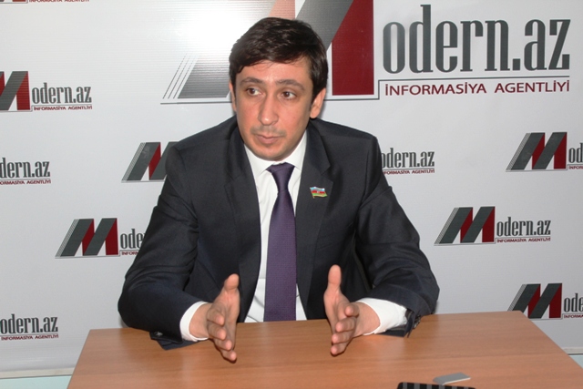 Deputat ad günündə seçicilərinin yanına getdi   