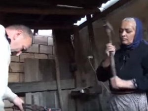 Qaxda 54 yaşlı qadın dəmir&ccedil;ilik edir - Video