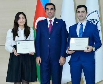 Bakı Ali Neft Məktəbində 2 gənc “İlin tələbəsi” oldu