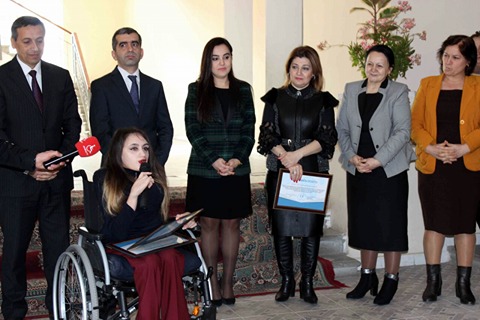 Deputat Dilarə Cəbrayılova fiziki məhdudiyyətli gənclərin sərgisində iştirak edib