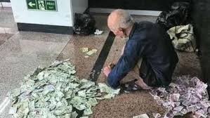 Dilənçinin cibində 740 min dollar aşkarlandı