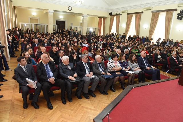 ADU tələbələri köçkün məktəblərinə göndərir   