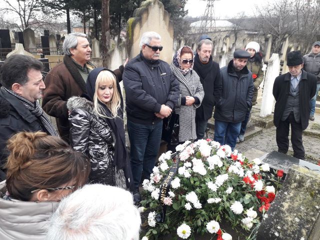 “Azdrama”nın kollektivi Zərnigar Ağakişiyevanın məzarını ziyarət etdi    