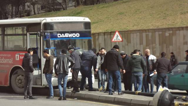 Bakıda sərnişin avtobusu işıq dirəyinə çırpıldı - FOTOLAR   